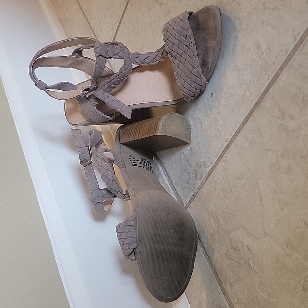 Heels - Picture 3 of 4